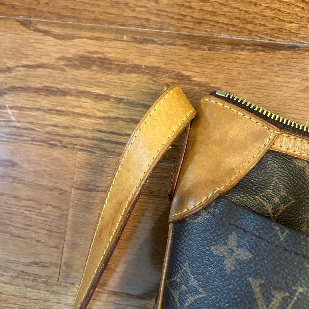 Louis Vuitton Monogram Crossbody Bag in Brown and Tan Leather Trim - Picture 11 of 11